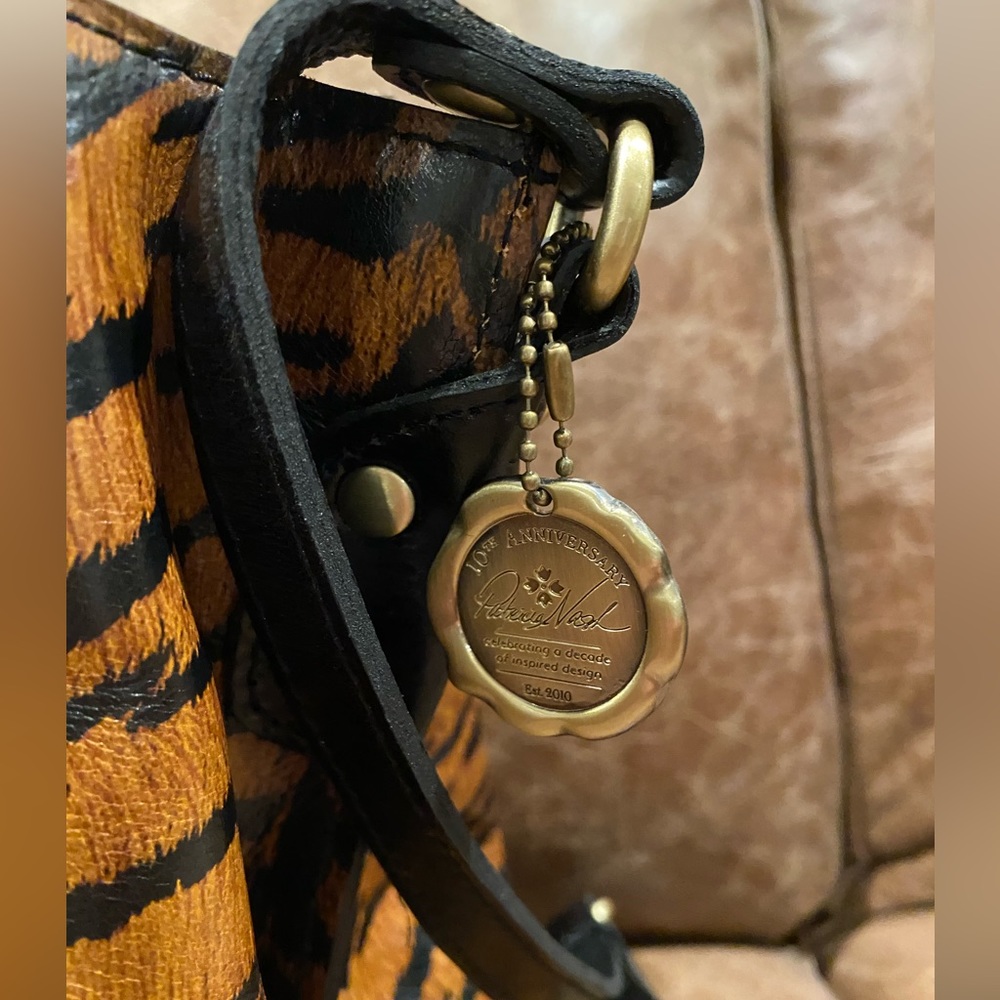 Patricia Nash Leather Acadia Bucket Bag Purse Tiger Print Animal  Crossbody - Picture 5 of 15